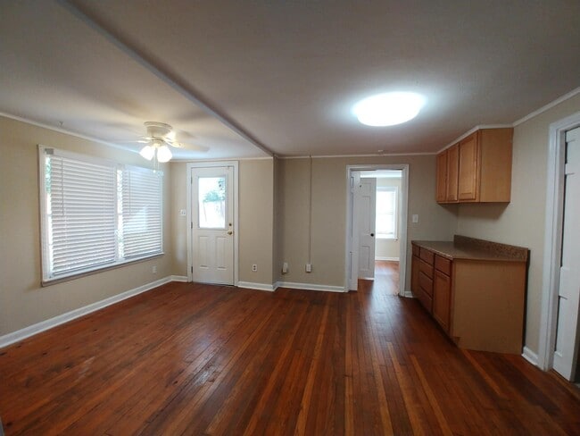 Building Photo - 728 W 2nd Ave