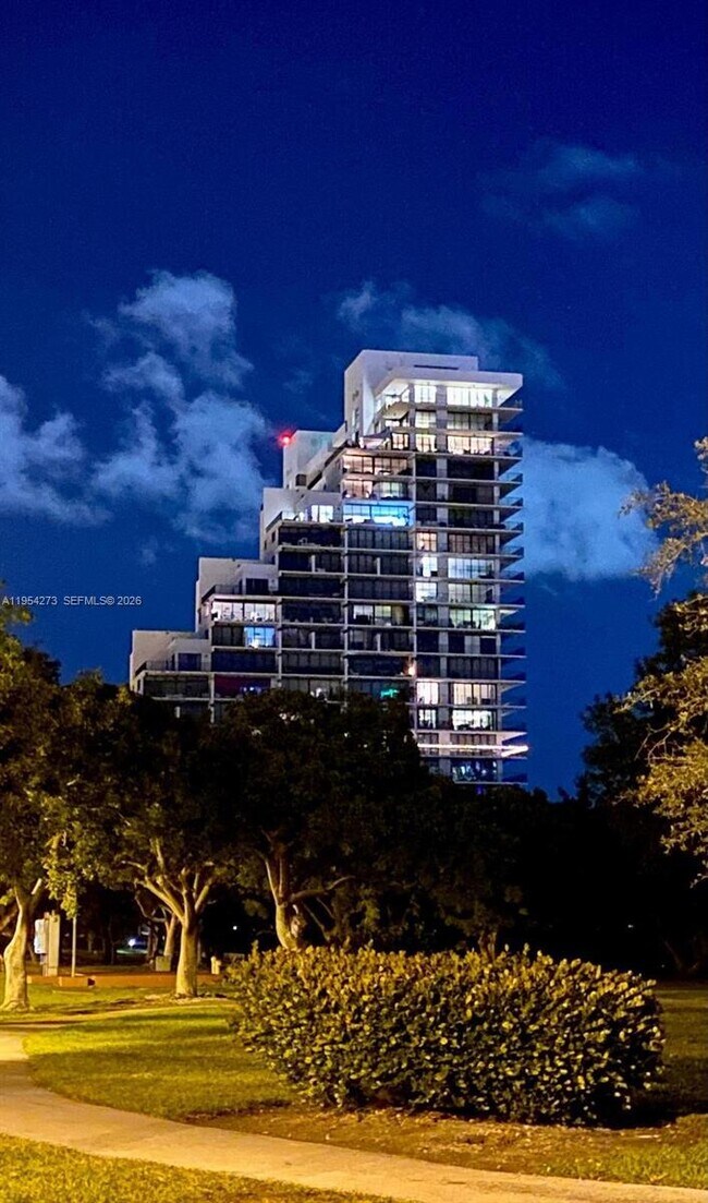 Building Photo - 1000 Venetian Way