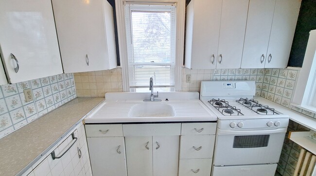 Building Photo - 523-523 1/2 Frederick Street