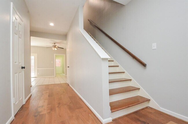 Building Photo - 940 Wycliffe Dr