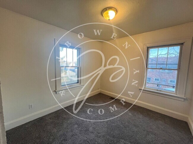 Building Photo - 3-Bedroom Home in West Toledo with spacious kitchen.