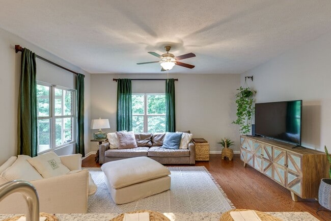 Building Photo - 3 Bed, 2 Bath One Level Home w/ Hardwood T...