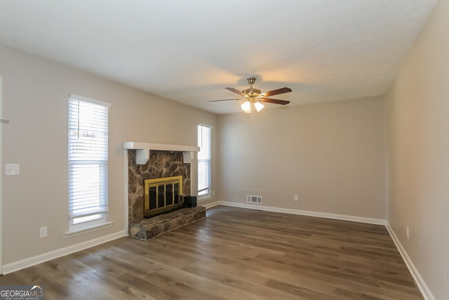 Building Photo - 3860 Ferncliff Rd SW