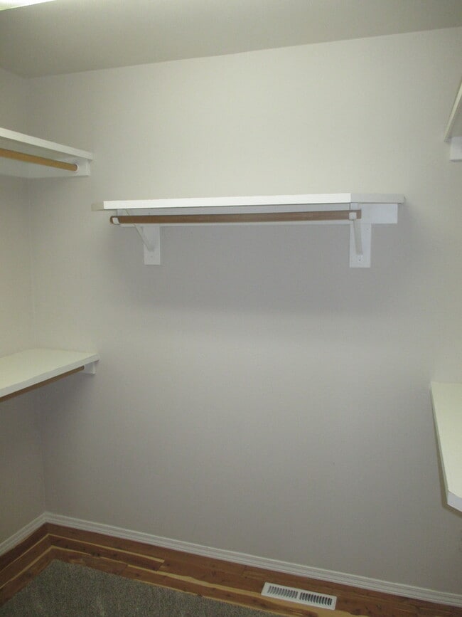 Building Photo - South Salem Home on Creekside Golf Course