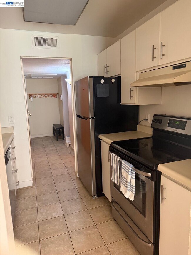 Building Photo - 320 N Civic Dr