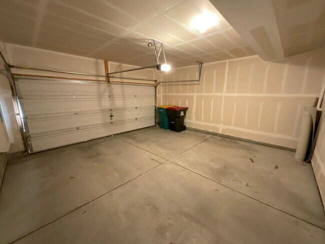 Building Photo - 3 Bedroom Townhome Available Near Constitu...