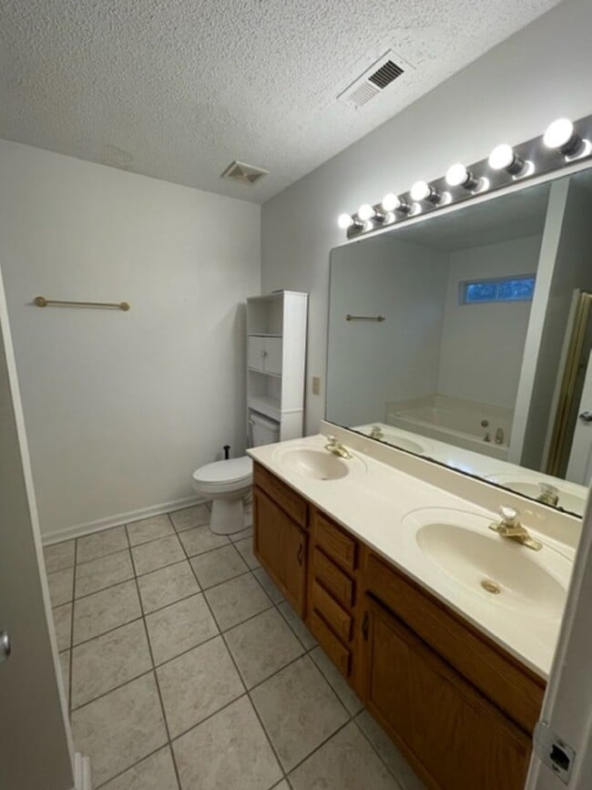 Building Photo - Adorable 3 bedroom 2 bath Ranch style home. Located in the Bridlewood community