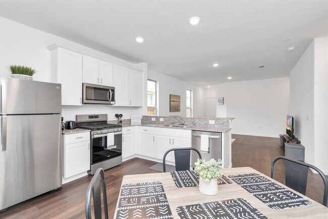 Building Photo - 14455 Cedar Ledge Ln