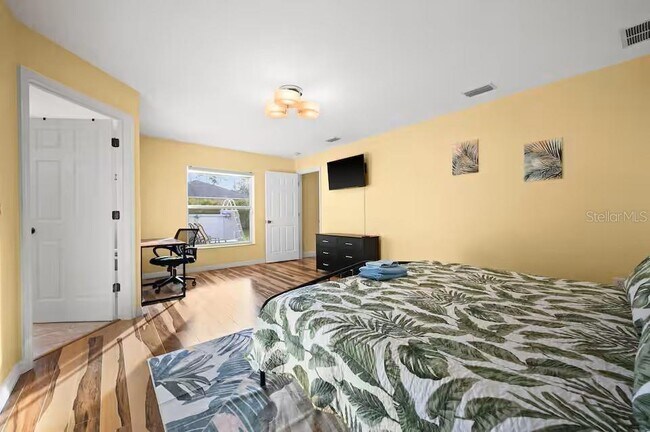 Building Photo - 3 Ryecroft Ln