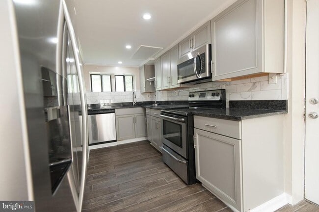 Building Photo - 6410 63rd Pl