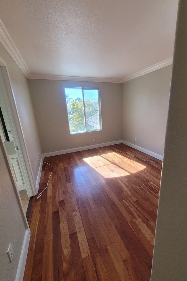 Building Photo - Wonderful 4+3 Bright-Sunny-Open in great Area!