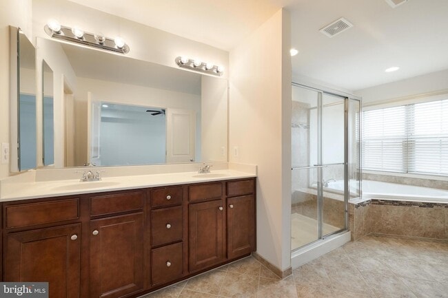 Building Photo - 42557 Dreamweaver Dr