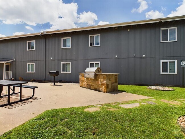 Building Photo - 2401 Manor Rd