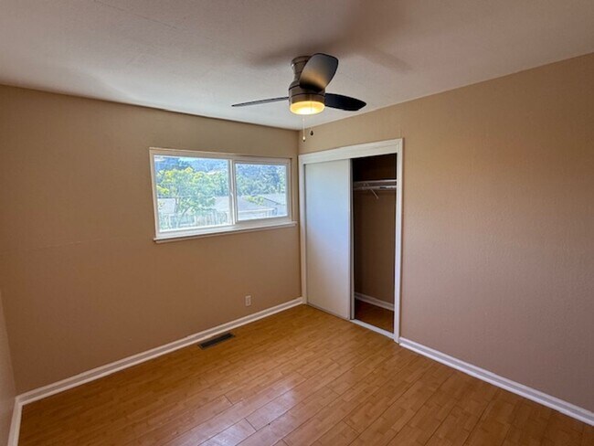 Building Photo - Spacious 3-bedroom home in Quiet El Sobran...