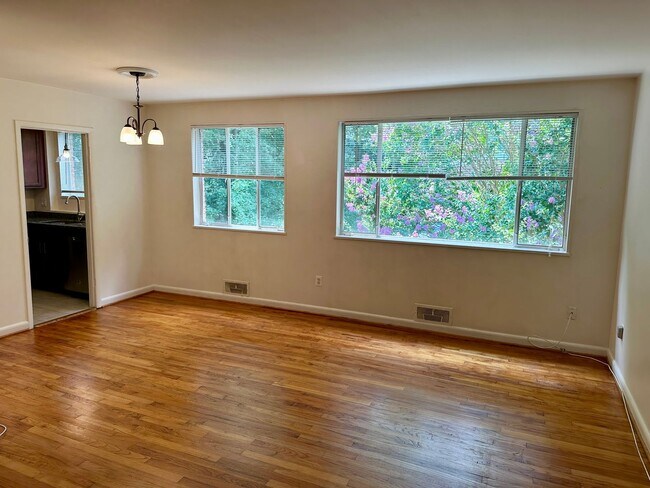 Building Photo - Light filled one-bedroom condo located in the Bethesda Parkside community.