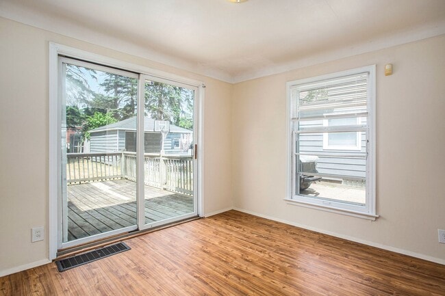 Building Photo - AVAILABLE MID-JULY!! 3 Bedroom, 1.5 Single...