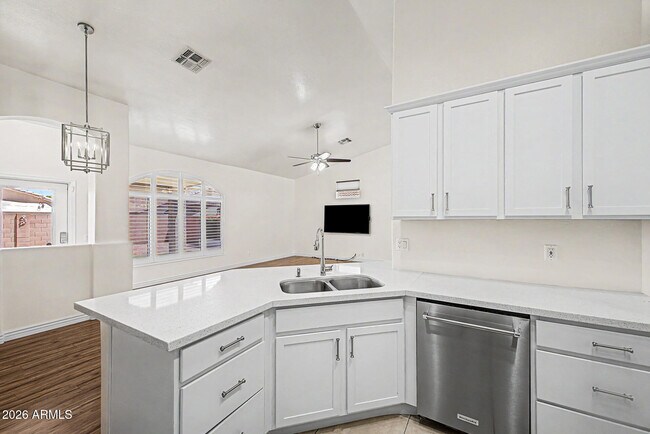 Building Photo - 678 W Fremont Dr
