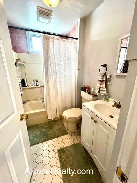 Building Photo - 39 Sterling St