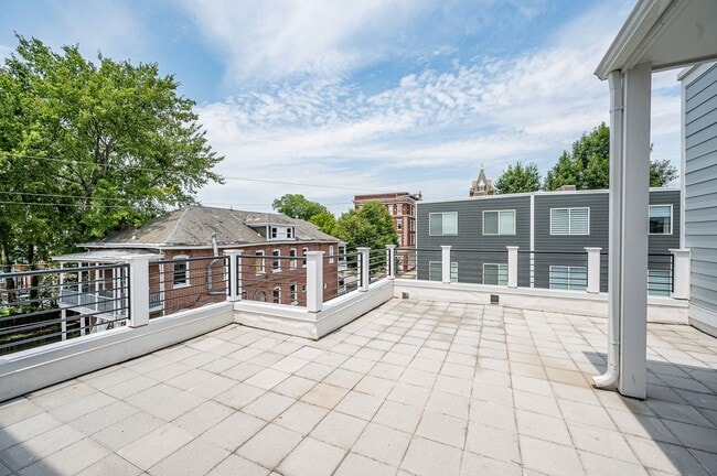 Building Photo - Modern Home In Popular Manchester District