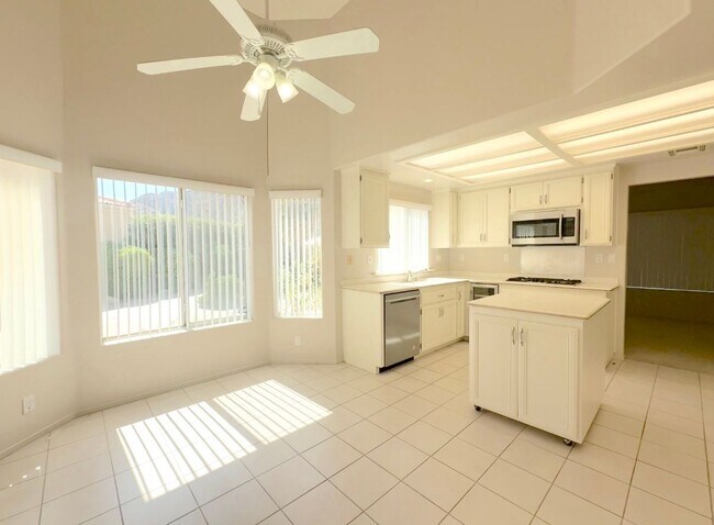 Building Photo - 48625 Cll Esperanza