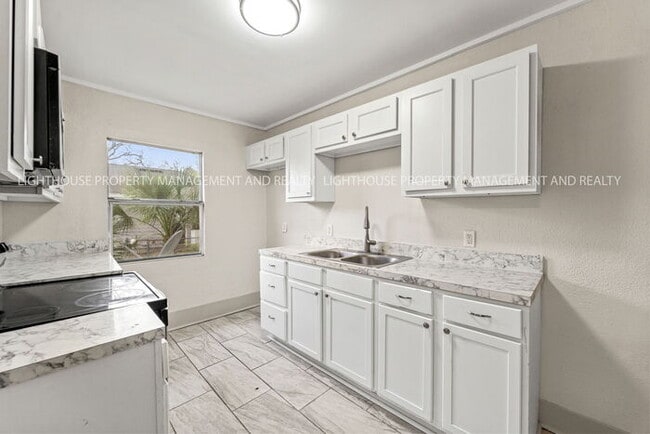 Building Photo - Newly Renovated 3 Bedroom Home with Screened Porch