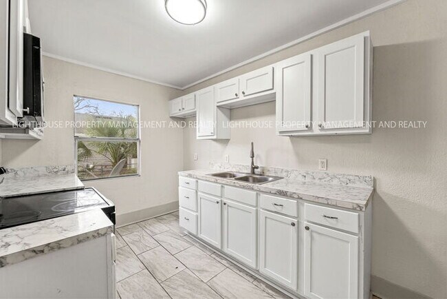 Building Photo - Renovated 3 Bedroom Home With Screened Porch