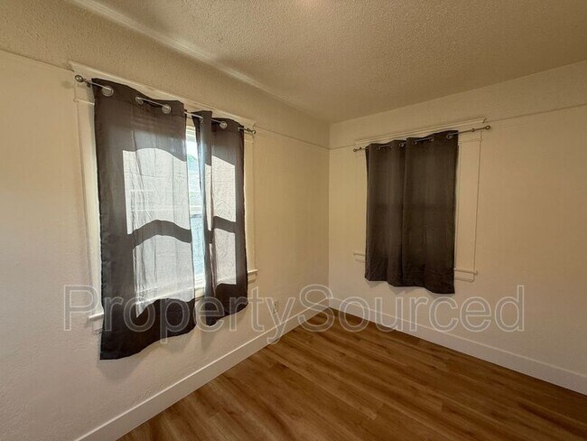 Building Photo - 940 N Sierra Nevada St