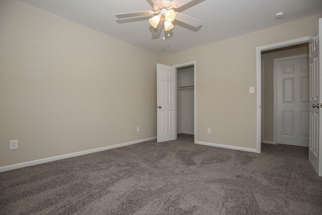 Building Photo - Updated Townhome w/GARAGE in BRANCHWOOD!