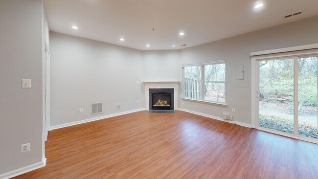 Building Photo - Updated Three Bedroom Home W/Full Sized Kitchen, Parking, Back Deck, & 2,640 Square Feet!