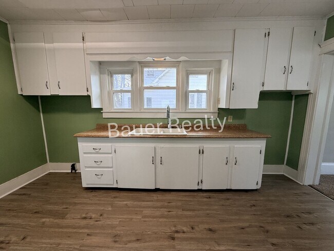 Building Photo - 3 Bedroom single family home