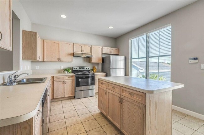 Building Photo - 3570 Four Oaks Blvd