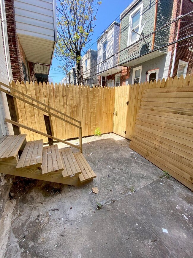 Building Photo - Beautifully Renovated 3-Bedroom Townhouse ...
