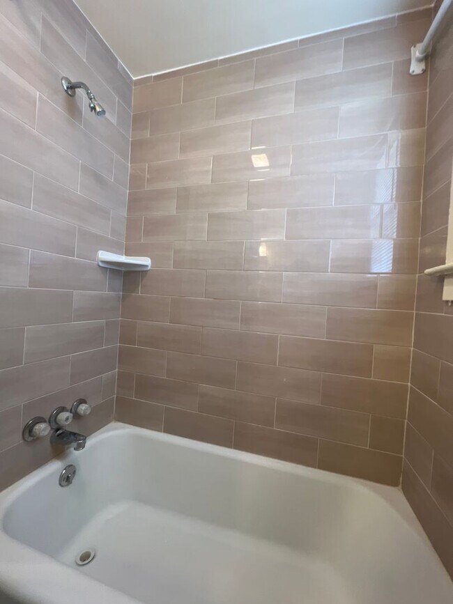 Building Photo - Flexible move in date! Two Bedroom apartme...
