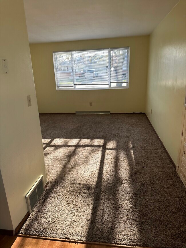 Building Photo - 45 Woodmere Ct