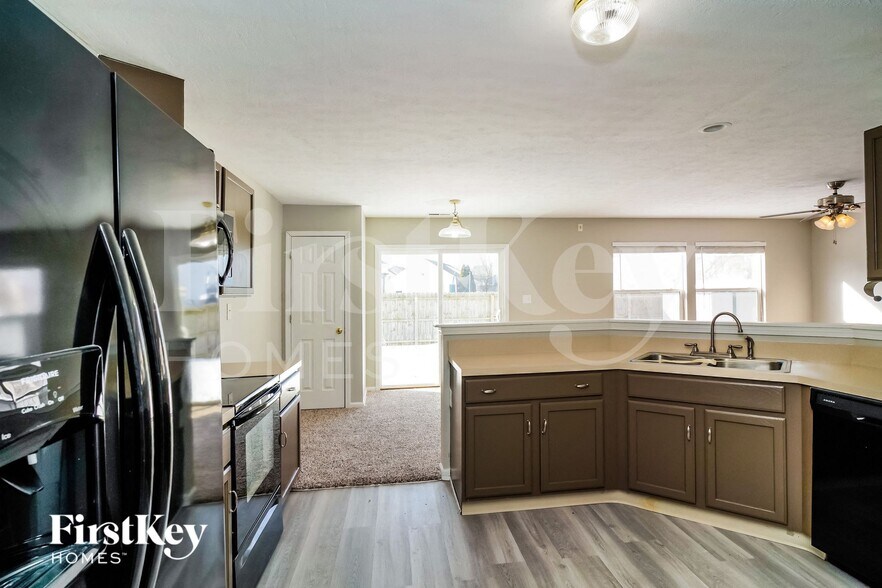 Building Photo - 7234 Parklake Cir