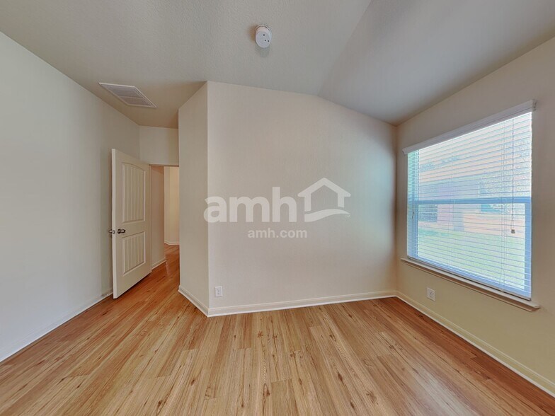 Building Photo - 2129 Hazelwood Dr