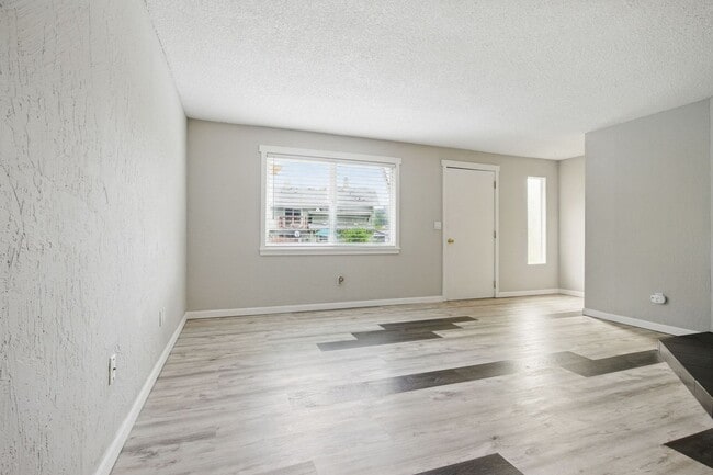 Building Photo - Charming Salmon Creek Condo