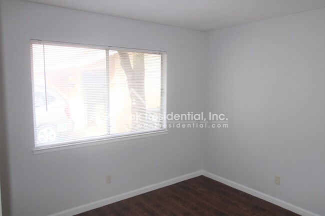 Building Photo - Updated 2bd/1ba Lincoln Village Duplex wit...