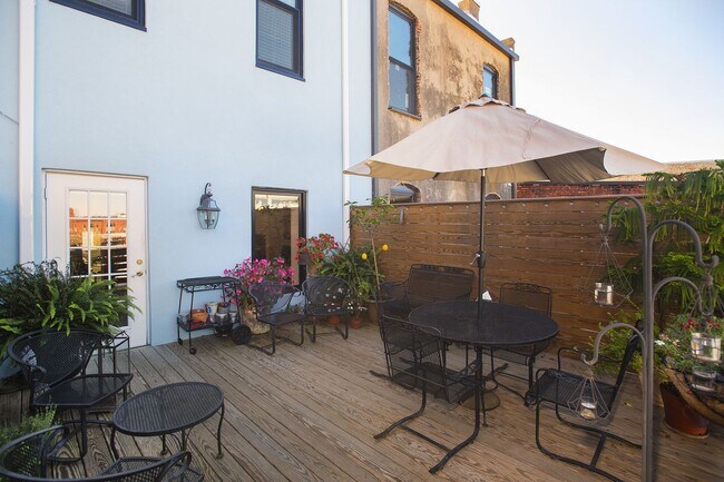 Building Photo - Spacious 3 Bedroom/3 Bathroom Townhome with Private Rooftop Deck
