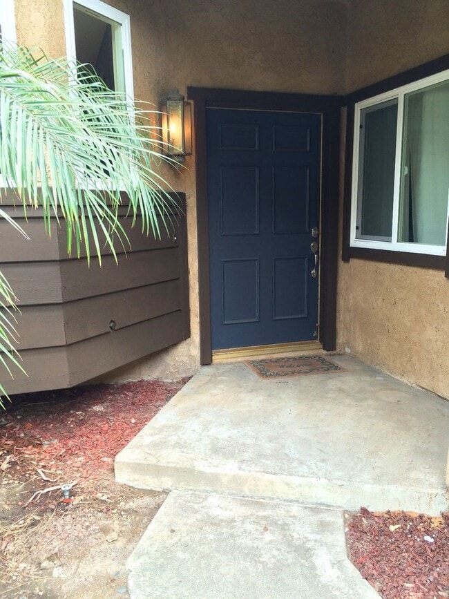 Building Photo - 4 Bedroom Townhouse - Ideal for Chapman St...