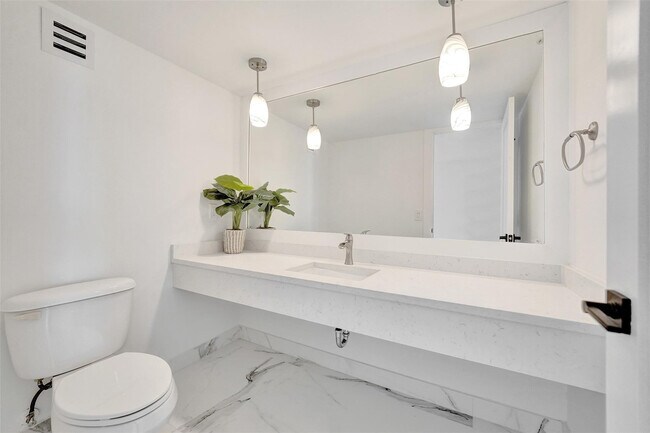 Building Photo - 1390 S Ocean Blvd