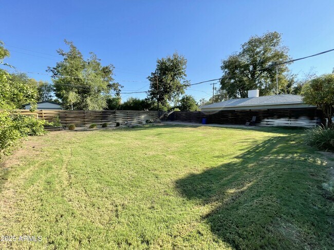 Building Photo - 1520 W Berridge Ln