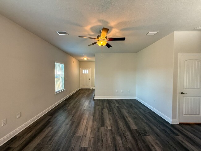Building Photo - 4 Bedroom 2.5 Bath Home in Nautical Landin...