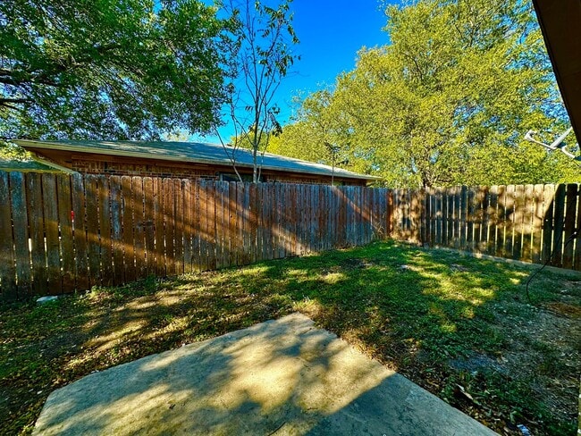 Building Photo - 3/2 Duplex In Kerrville