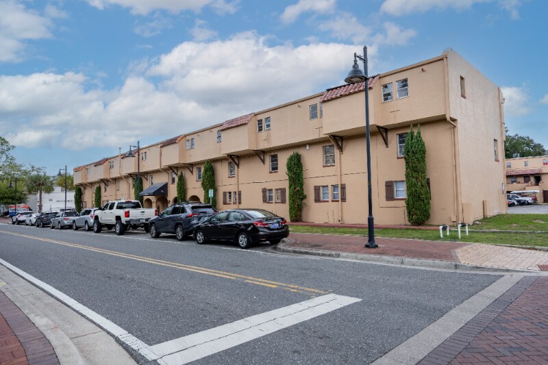 Building Photo - 914 SW 8th Ave