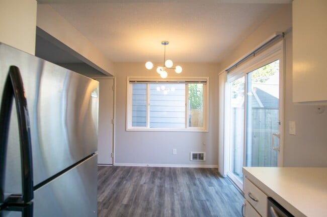 Building Photo - Off SE Belmont: Mid-Century 2Bdr w/Patio & Parking!