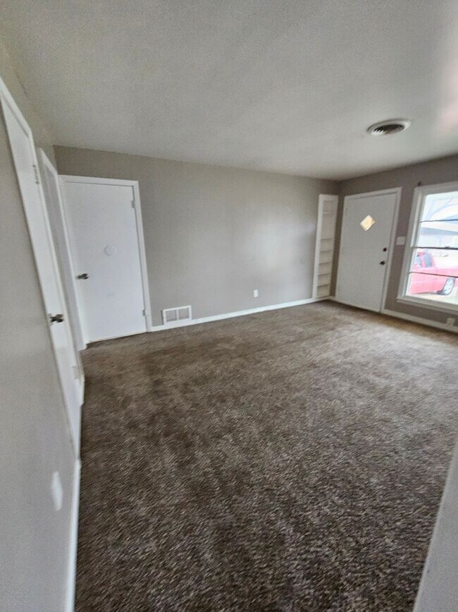 Building Photo - 4 Bedroom House Available now in Midwest City