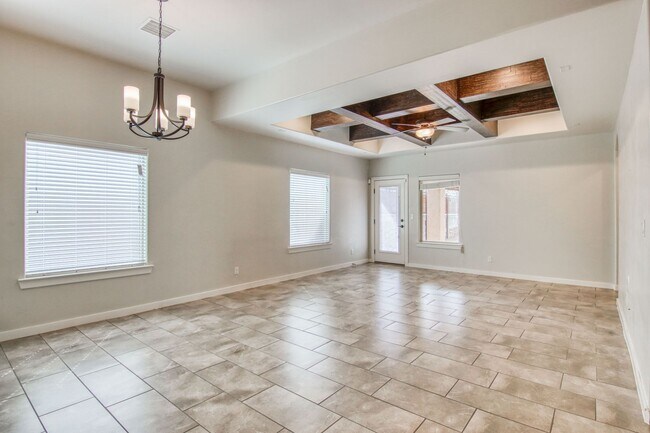 Building Photo - Beautiful East side House with 4 bed-2 baths