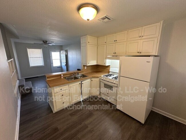 Building Photo - 1114 E Myrtle St