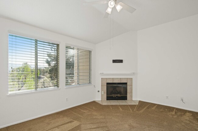 Building Photo - Gorgeous 2 Story Townhome in Valencia!